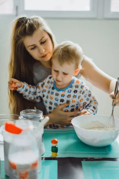 Niño Niño Pijama Por Mañana Con Mamá Cocinando Pastel Manzana — Foto de Stock