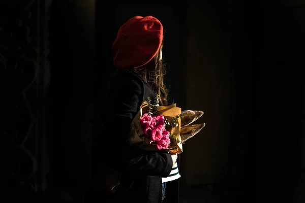 Young Beautiful Girl Frenchwoman Brunette Red Beret Black Coat Goes — Stock Photo, Image