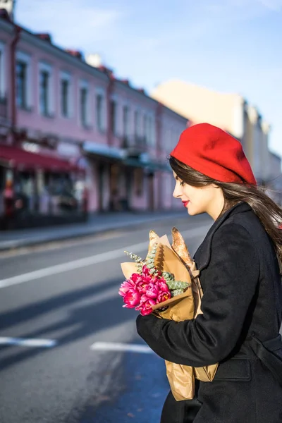 Ung Vacker Flicka Fransyska Brunett Röd Basker Och Svart Kappa — Stockfoto