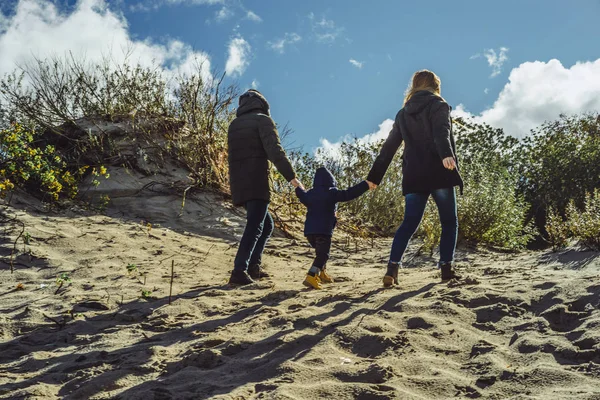 Young Family Children Spends Weekend Shores Cold Baltic Sea Sandy — Stock Photo, Image
