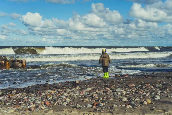 Kind Rubberen Laarzen Aan Kust Van Koude Oostzee — Stockfoto