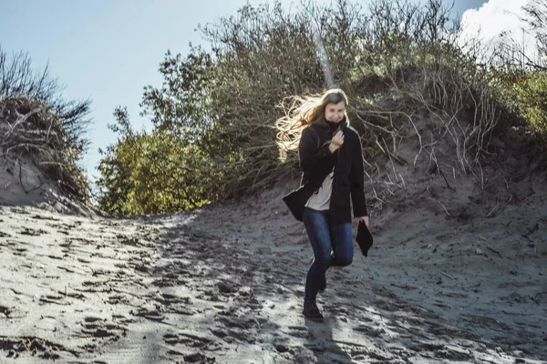 穿着温暖夹克的长发女孩 沿着寒冷的波罗的海海滩散步 — 图库照片