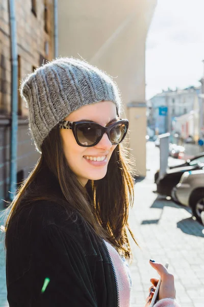 Uma Linda Garota Morena Óculos Sol Boné Malha Sorriso Bonito — Fotografia de Stock