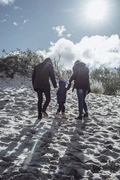 Ung Familj Med Barn Tillbringar Helgen Stranden Den Kalla Östersjön — Stockfoto