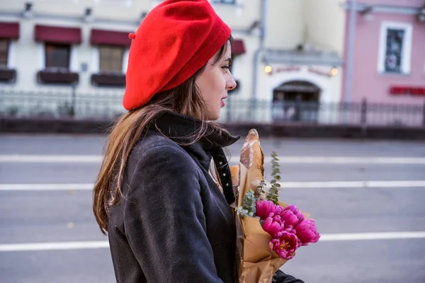 Young Beautiful Girl Frenchwoman Brunette Red Beret Black Coat Goes — Stock Photo, Image