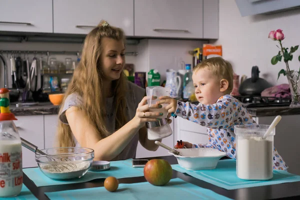 Niño Niño Pijama Por Mañana Con Mamá Cocinando Pastel Manzana — Foto de Stock