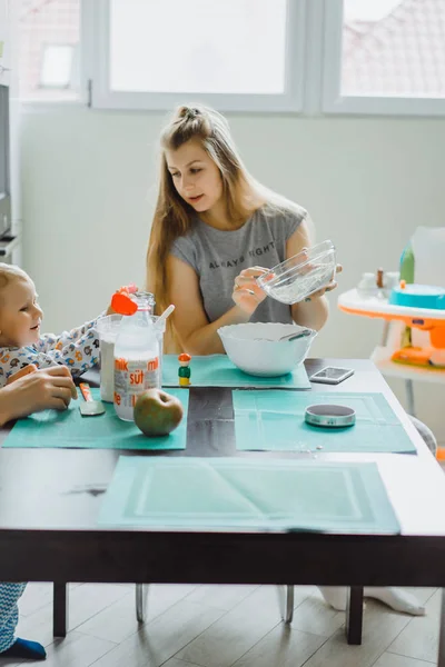 Ragazzo Bambino Pigiama Mattino Con Mamma Cucinare Torta Mele Cucina — Foto Stock