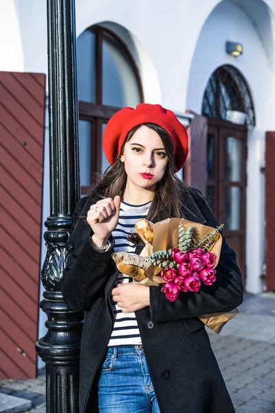 Молодая Красивая Француженка Брюнетка Красном Берете Черном Пальто Идет Улице — стоковое фото