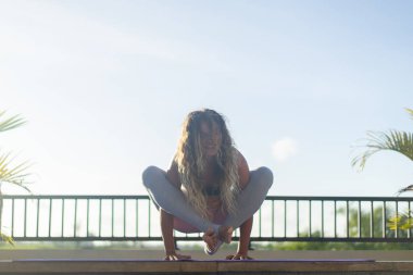 Genç kadın pratik yoga, yoga dışında gelişmiş.