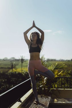 Genç kadın pratik yoga, yoga dışında gelişmiş.