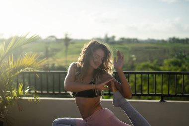 Genç kadın pratik yoga, yoga dışında gelişmiş.