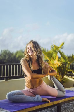 Genç kadın pratik yoga, yoga dışında gelişmiş.