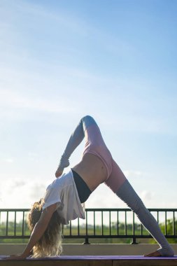 Genç kadın pratik yoga, yoga dışında gelişmiş.