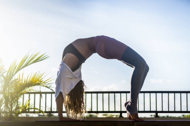 Genç kadın pratik yoga, yoga dışında gelişmiş.