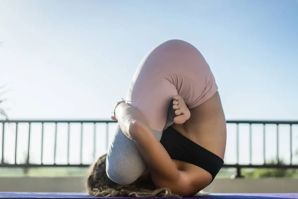 Genç Kadın Pratik Yoga Yoga Dışında Gelişmiş — Stok fotoğraf