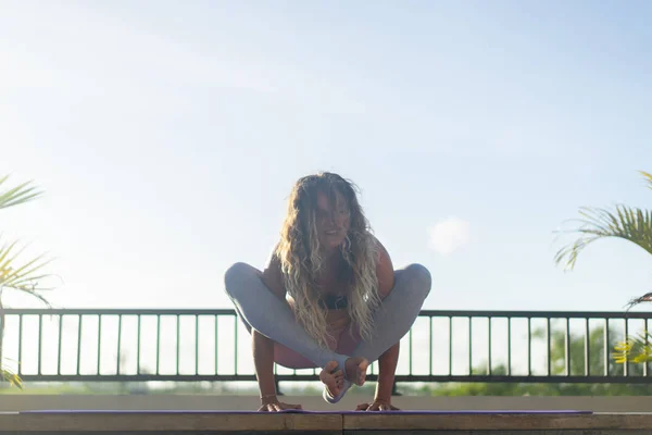 Genç Kadın Pratik Yoga Yoga Dışında Gelişmiş — Stok fotoğraf