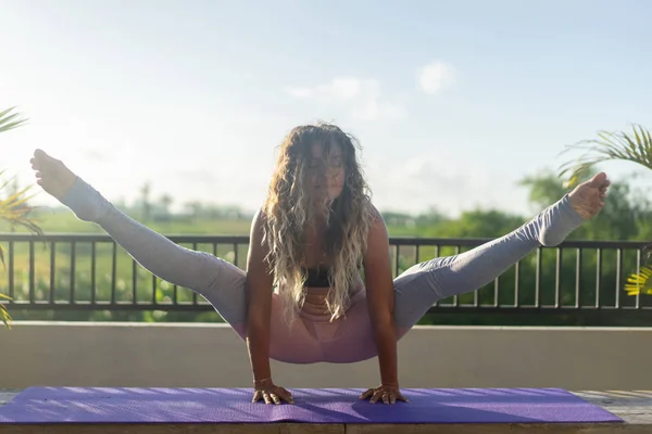 Jonge Vrouw Beoefenen Van Yoga Geavanceerde Yoga Buiten — Stockfoto