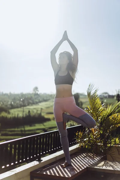 Giovane Donna Che Pratica Yoga Yoga Avanzato Fuori — Foto Stock
