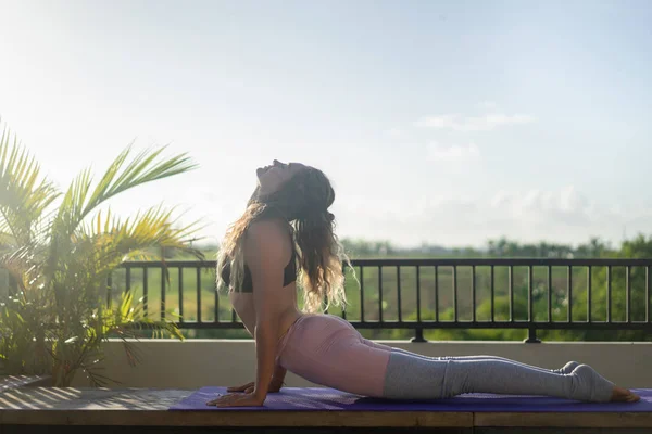 Junge Frau Praktiziert Yoga Fortgeschrittene Yoga Draußen — Stockfoto