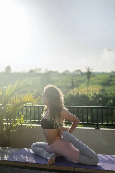 Junge Frau Praktiziert Yoga Fortgeschrittene Yoga Draußen — Stockfoto