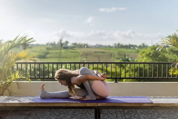 Jeune Femme Pratiquant Yoga Yoga Avancé Extérieur — Photo