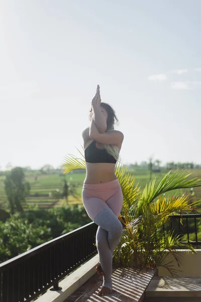 Mujer Joven Practicando Yoga Yoga Avanzado Afuera — Foto de Stock