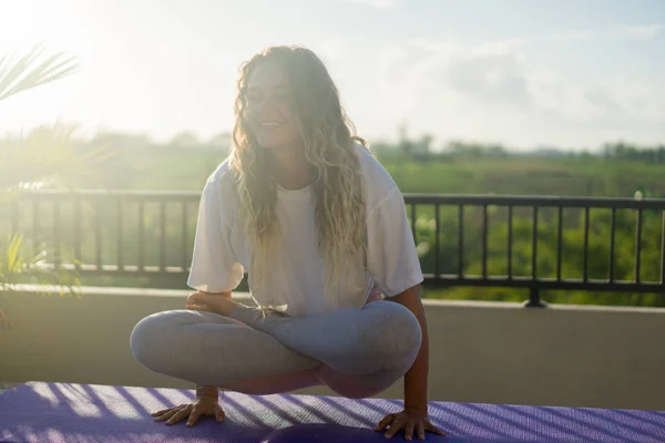 Genç Kadın Pratik Yoga Yoga Dışında Gelişmiş — Stok fotoğraf