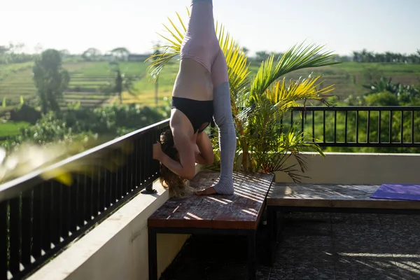 练习瑜伽的年轻女子 高级瑜伽在外面 — 图库照片