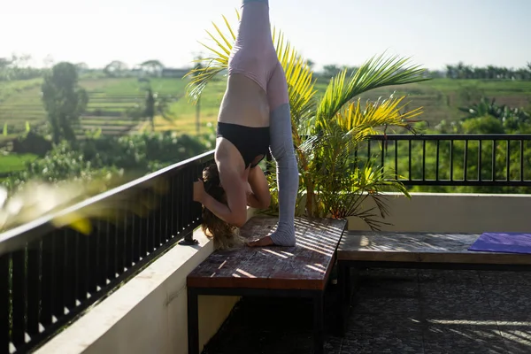 Jonge Vrouw Beoefenen Van Yoga Geavanceerde Yoga Buiten — Stockfoto