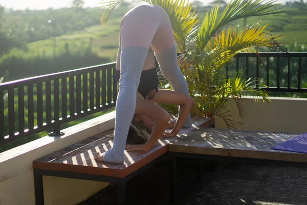 Jonge Vrouw Beoefenen Van Yoga Geavanceerde Yoga Buiten — Stockfoto