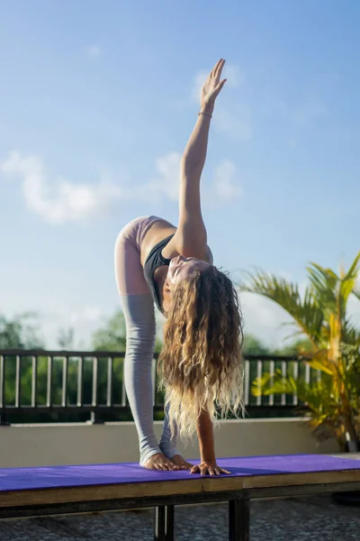 Jonge Vrouw Beoefenen Van Yoga Geavanceerde Yoga Buiten — Stockfoto