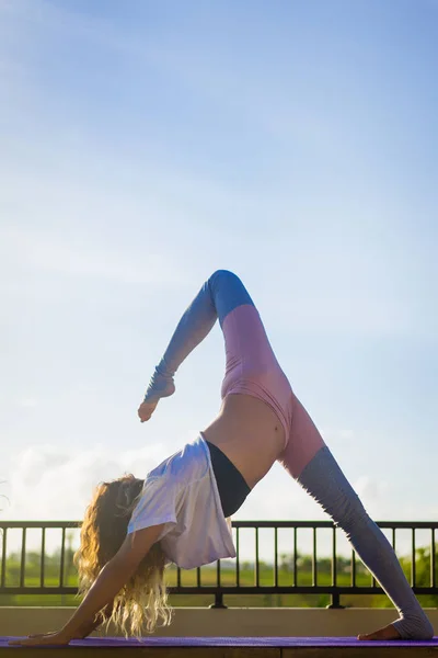 Genç Kadın Pratik Yoga Yoga Dışında Gelişmiş — Stok fotoğraf