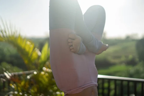 Jonge Vrouw Beoefenen Van Yoga Geavanceerde Yoga Buiten — Stockfoto