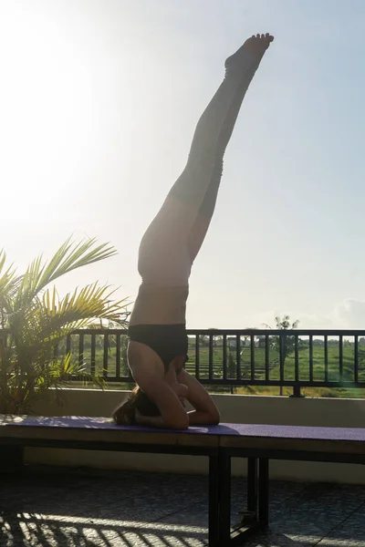 Jonge Vrouw Beoefenen Van Yoga Geavanceerde Yoga Buiten — Stockfoto