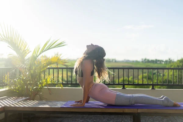 Junge Frau Praktiziert Yoga Fortgeschrittene Yoga Draußen — Stockfoto