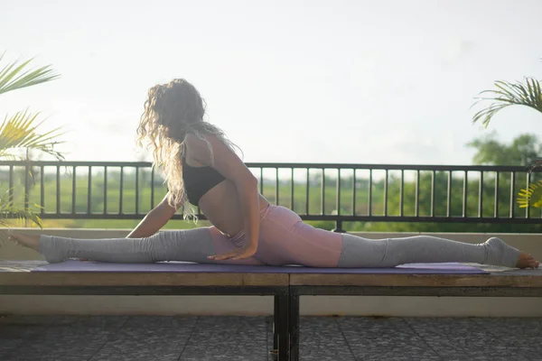 Jonge Vrouw Beoefenen Van Yoga Geavanceerde Yoga Buiten — Stockfoto