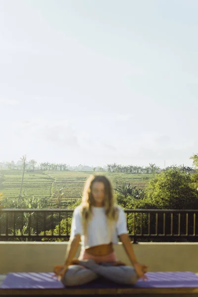 Jonge Vrouw Beoefenen Van Yoga Geavanceerde Yoga Buiten — Stockfoto