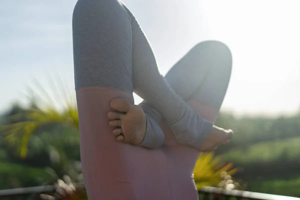 Junge Frau Praktiziert Yoga Fortgeschrittene Yoga Draußen — Stockfoto