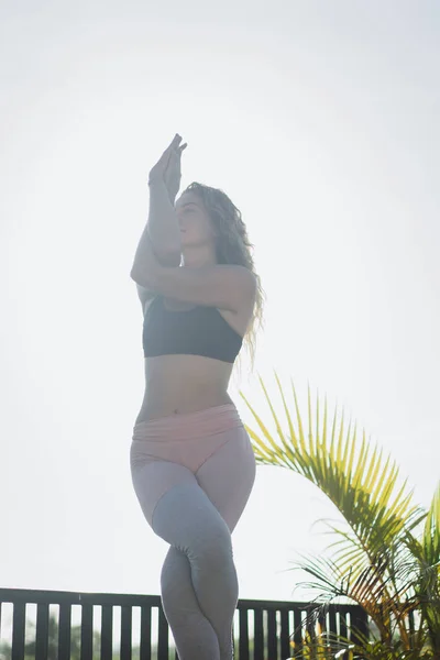 Junge Frau Praktiziert Yoga Fortgeschrittene Yoga Draußen — Stockfoto