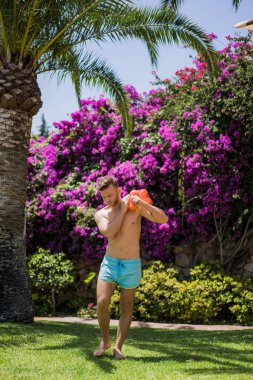 bir çıplak göğüslü bir adamla bir torba portakal taşımaktadır. İspanya