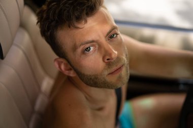 Arabadaki adam. portre kapağı ile