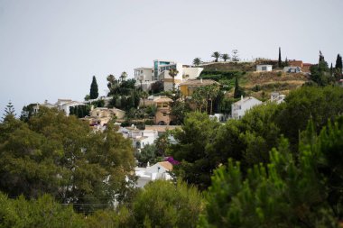 dağlardan denize, küçük beyaz evler görüntüleyin. İspanya. Andalusia.