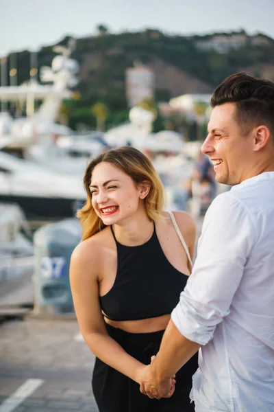 Ευτυχισμένο Ζευγάρι Στην Αγάπη Βόλτες Στο Λιμάνι Γέλιο Και Χαμόγελο — Φωτογραφία Αρχείου