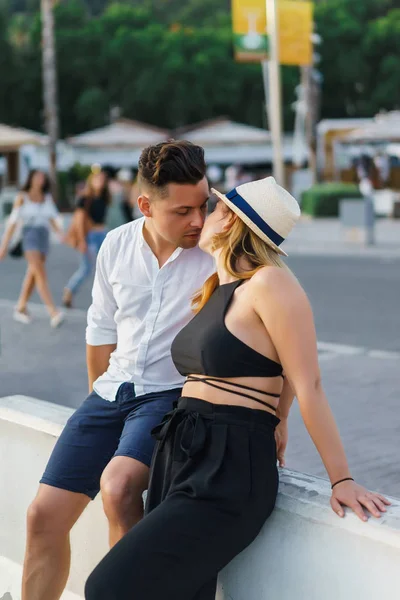 Gelukkig Verliefde Paar Knuffel Lachen Kiss — Stockfoto