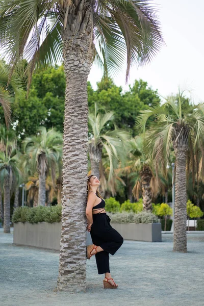 Jonge Vrouw Promenade Van Stad Spanje — Stockfoto