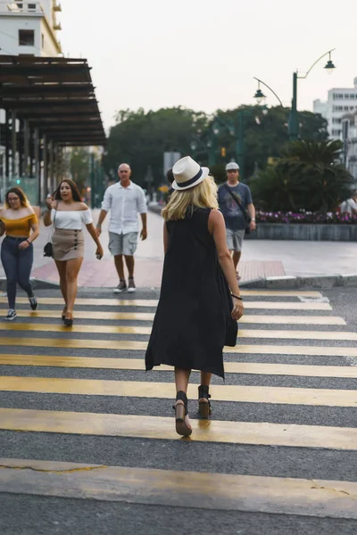 Ung Kvinna Strandpromenaden Staden Spanien — Stockfoto