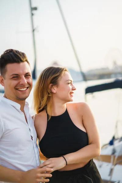 Glückliches Verliebtes Paar Spaziert Lachend Durch Den Hafen — Stockfoto