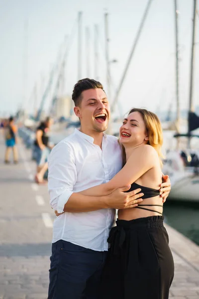 Glückliches Verliebtes Paar Spaziert Lachend Durch Den Hafen — Stockfoto