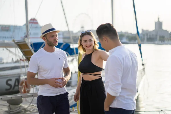 Grupp Vänner Hamnen Affärspartners Privata Yachter Hamn Solig Dag Spanien — Stockfoto