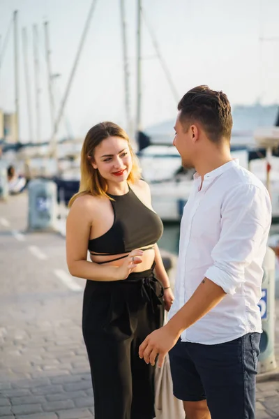 Happy Couple Love Walks Port Laughing Smiling — Stock Photo, Image